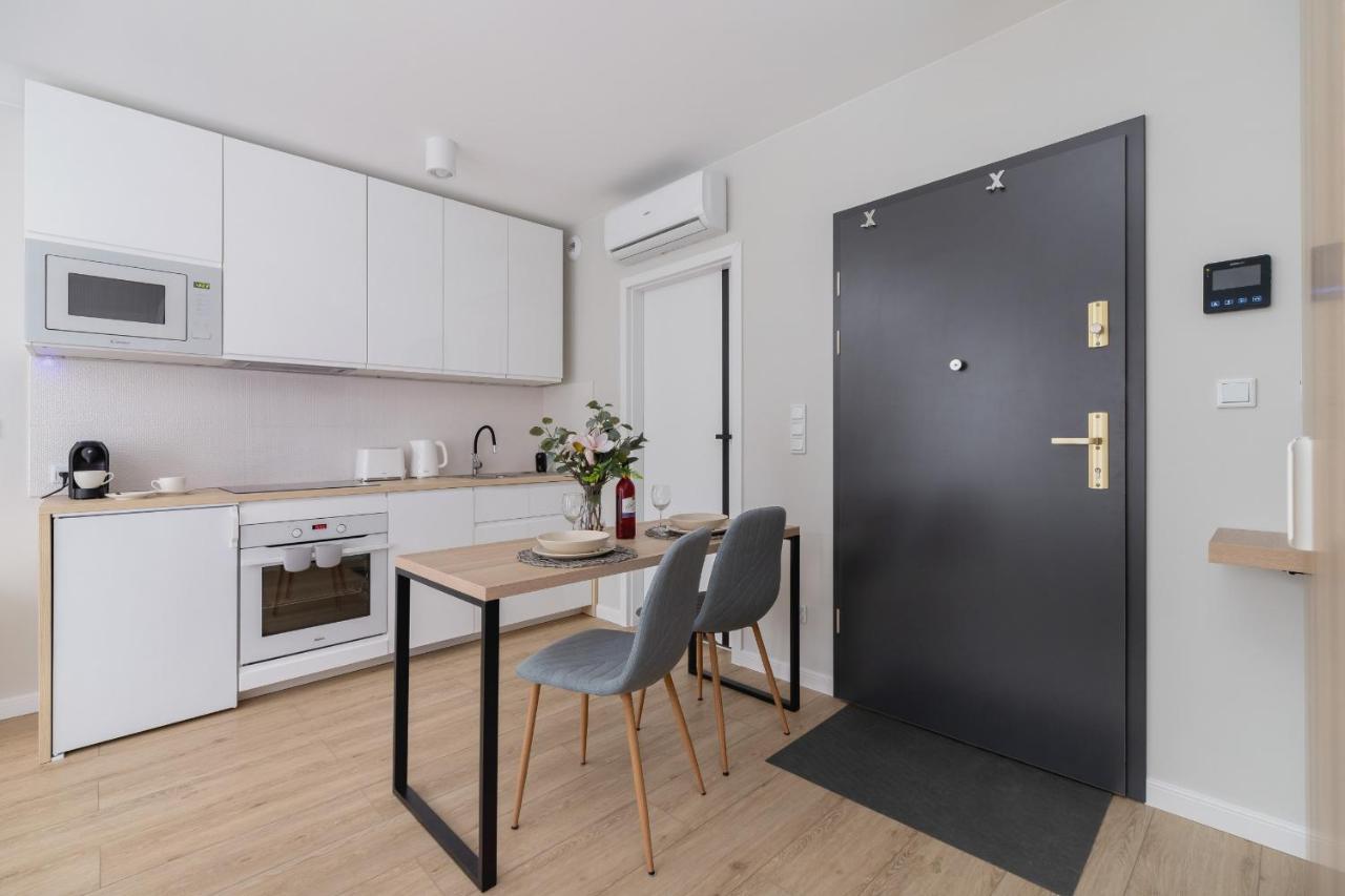 City Studio With Ac Czarnowiejska By Renters Cracovia Esterno foto