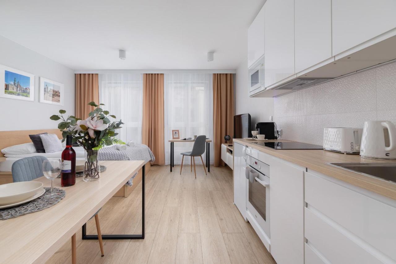 City Studio With Ac Czarnowiejska By Renters Cracovia Esterno foto