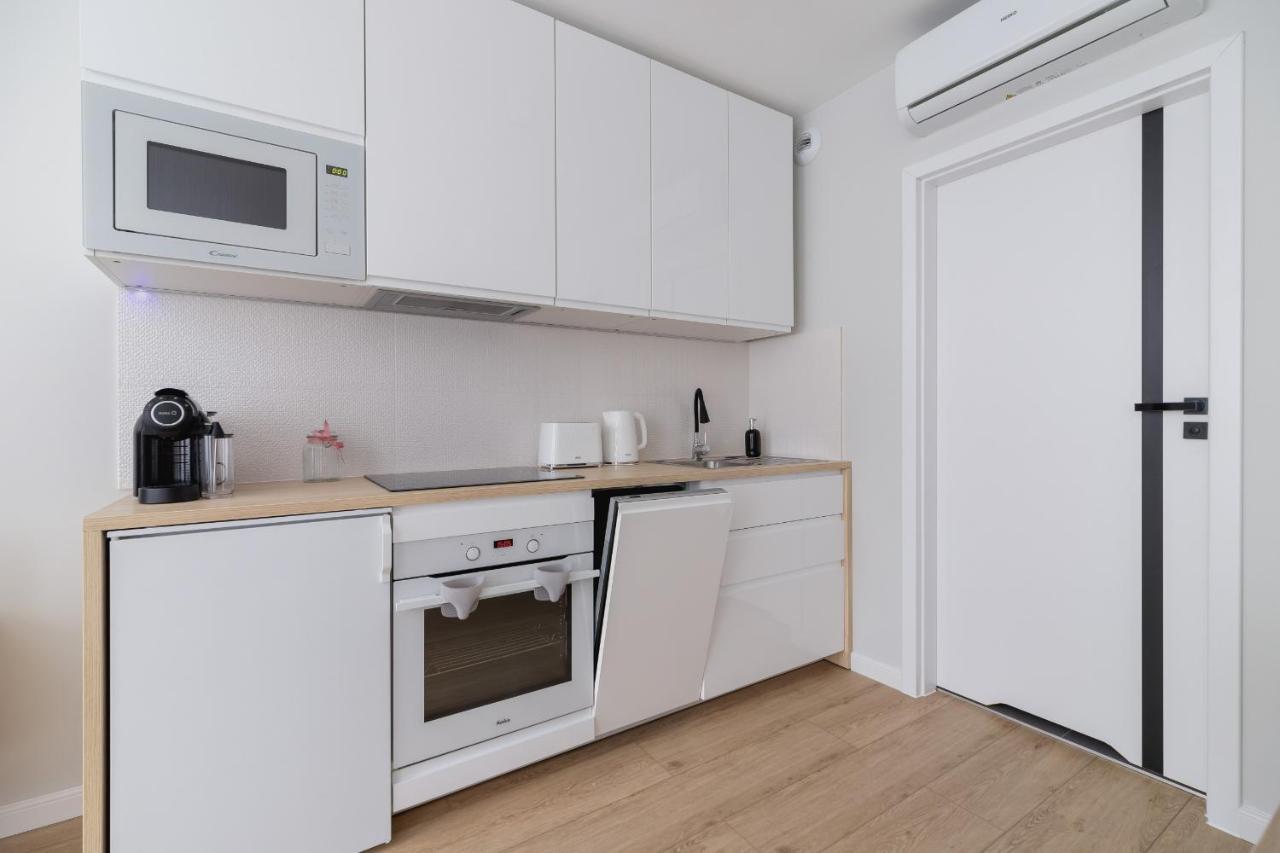 City Studio With Ac Czarnowiejska By Renters Cracovia Esterno foto