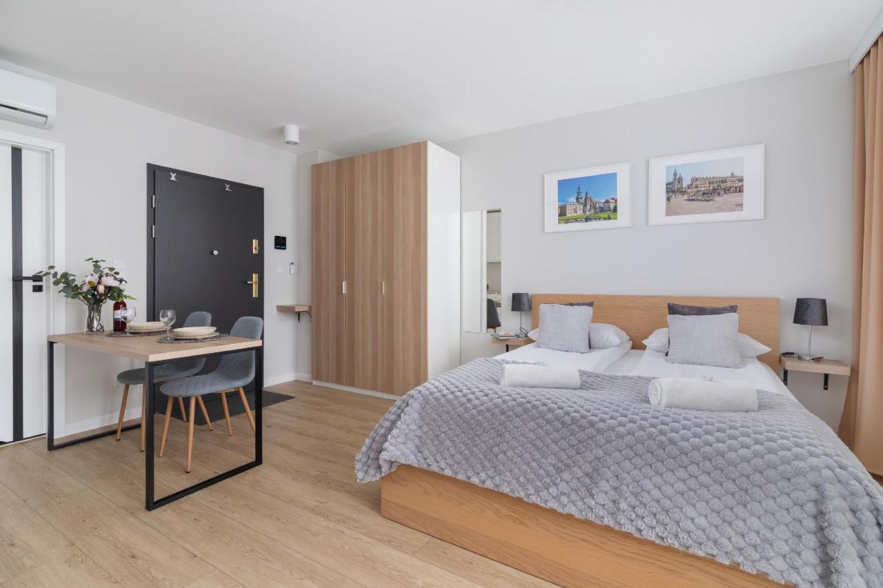 City Studio With Ac Czarnowiejska By Renters Cracovia Esterno foto