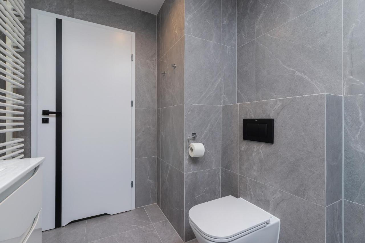 City Studio With Ac Czarnowiejska By Renters Cracovia Esterno foto