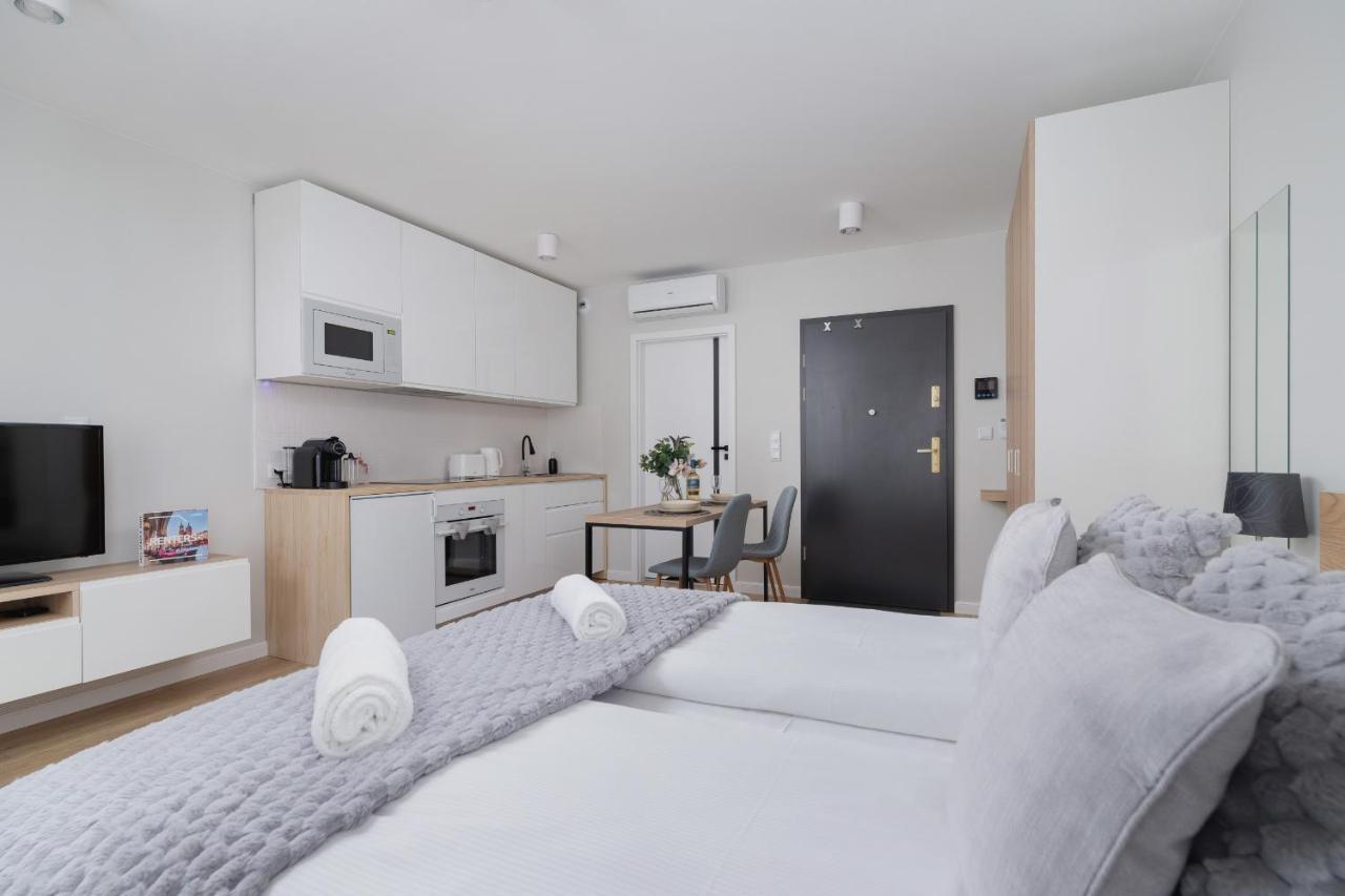 City Studio With Ac Czarnowiejska By Renters Cracovia Esterno foto