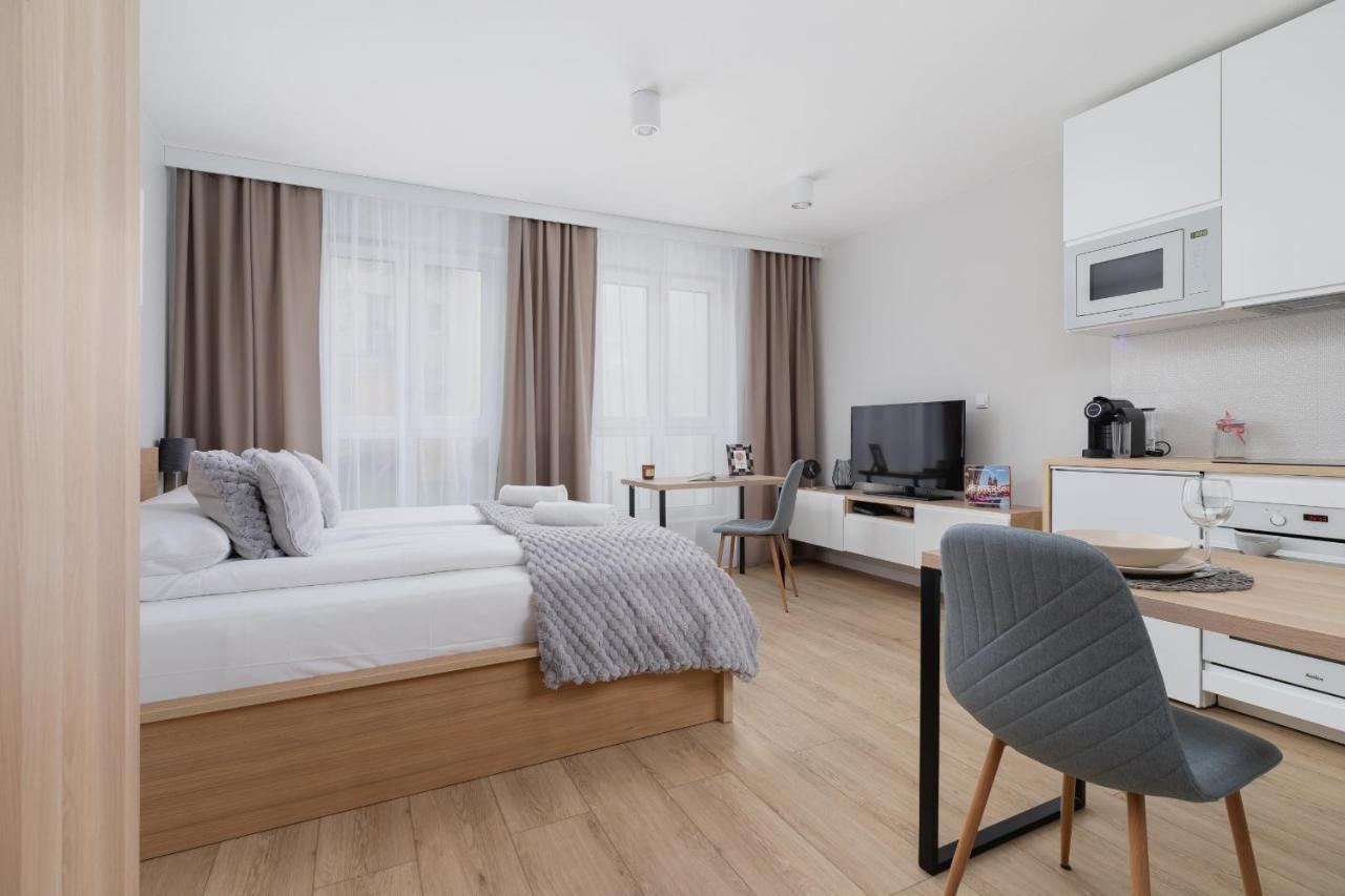 City Studio With Ac Czarnowiejska By Renters Cracovia Esterno foto