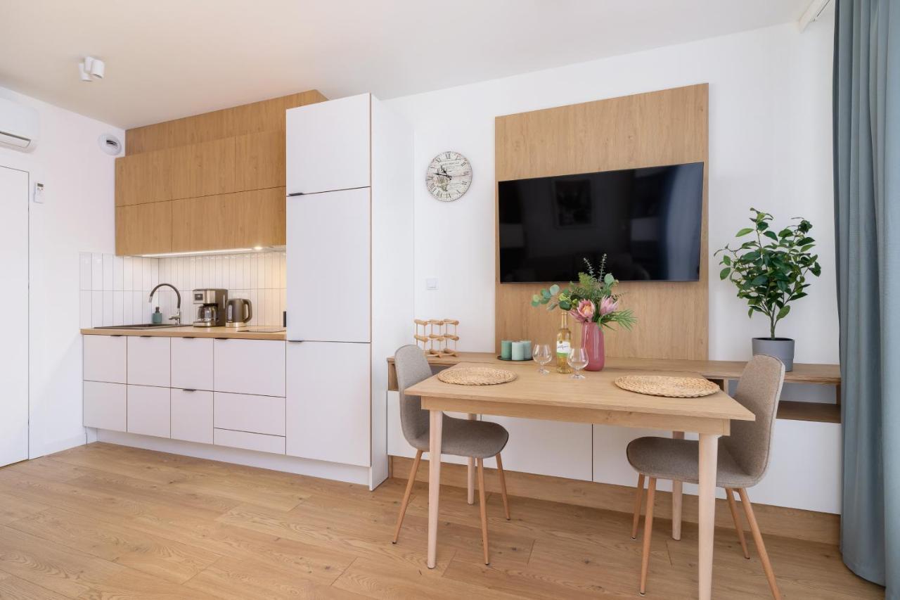 City Studio With Ac Czarnowiejska By Renters Cracovia Esterno foto