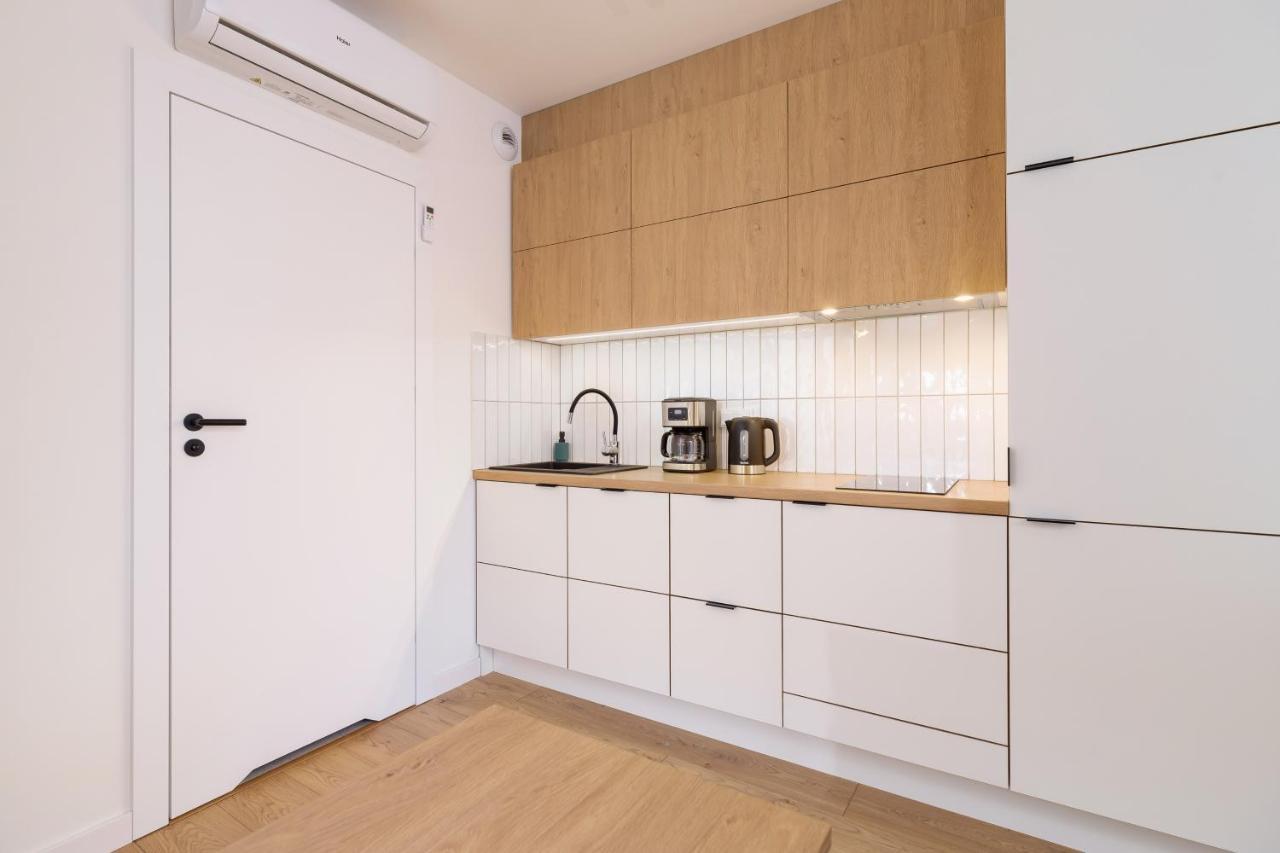 City Studio With Ac Czarnowiejska By Renters Cracovia Esterno foto