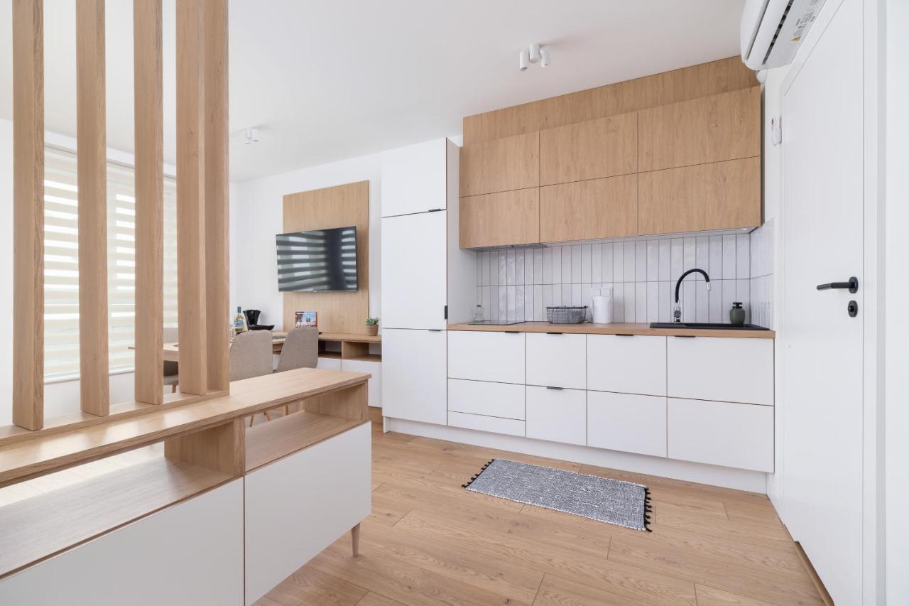 City Studio With Ac Czarnowiejska By Renters Cracovia Esterno foto