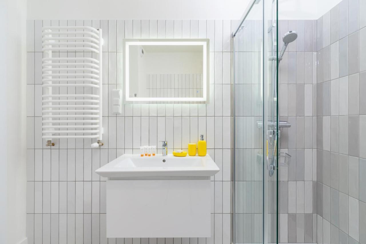 City Studio With Ac Czarnowiejska By Renters Cracovia Esterno foto