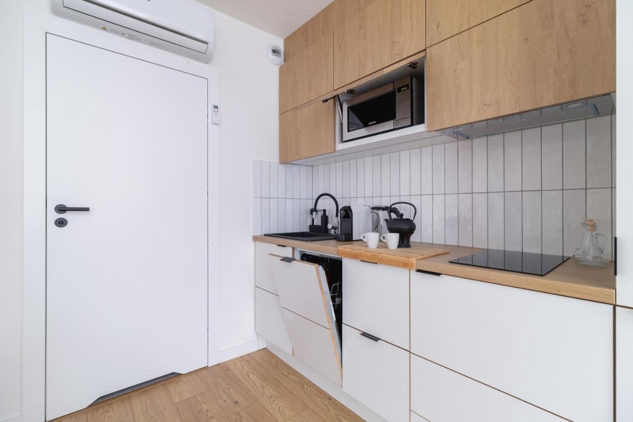City Studio With Ac Czarnowiejska By Renters Cracovia Esterno foto