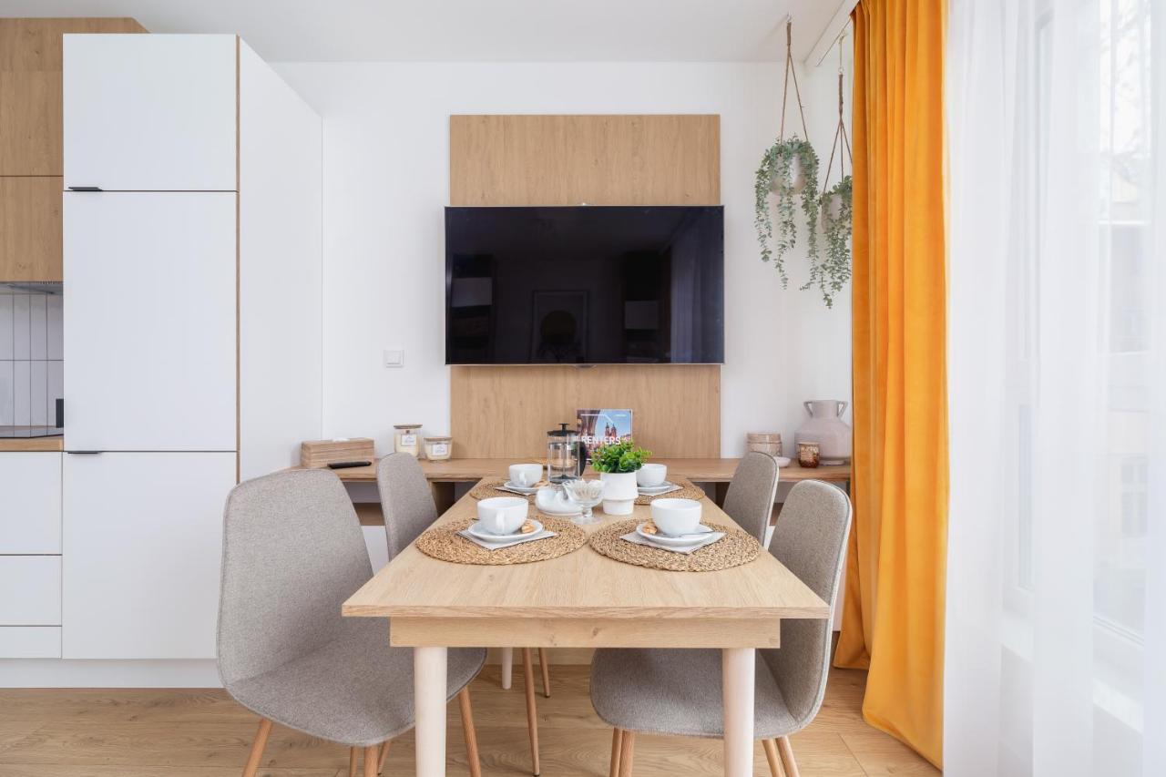 City Studio With Ac Czarnowiejska By Renters Cracovia Esterno foto