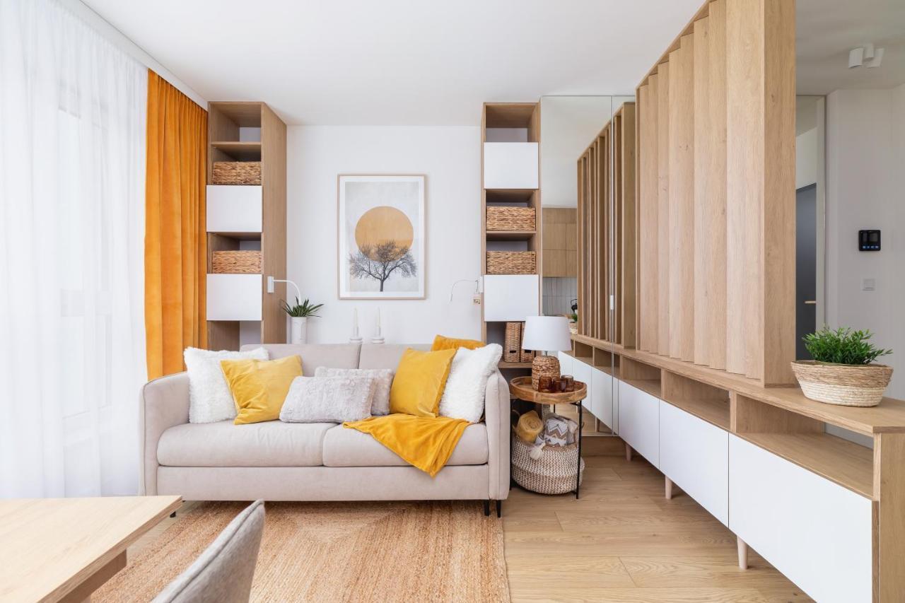 City Studio With Ac Czarnowiejska By Renters Cracovia Esterno foto