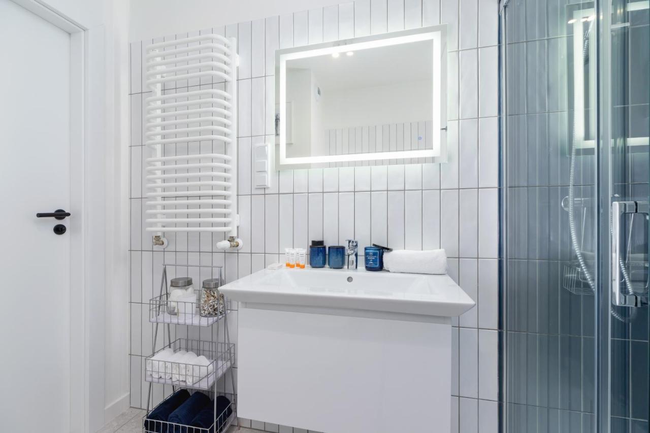 City Studio With Ac Czarnowiejska By Renters Cracovia Esterno foto