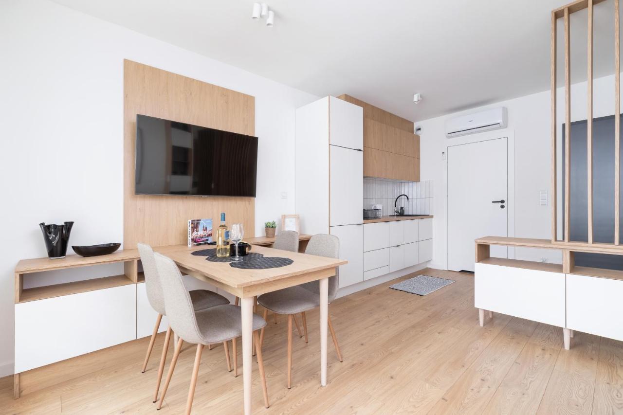 City Studio With Ac Czarnowiejska By Renters Cracovia Esterno foto