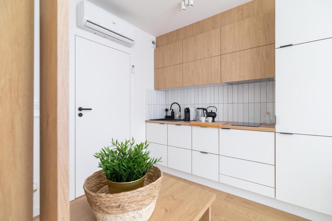 City Studio With Ac Czarnowiejska By Renters Cracovia Esterno foto