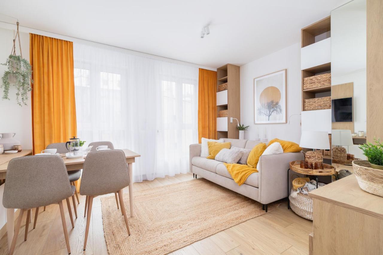 City Studio With Ac Czarnowiejska By Renters Cracovia Esterno foto