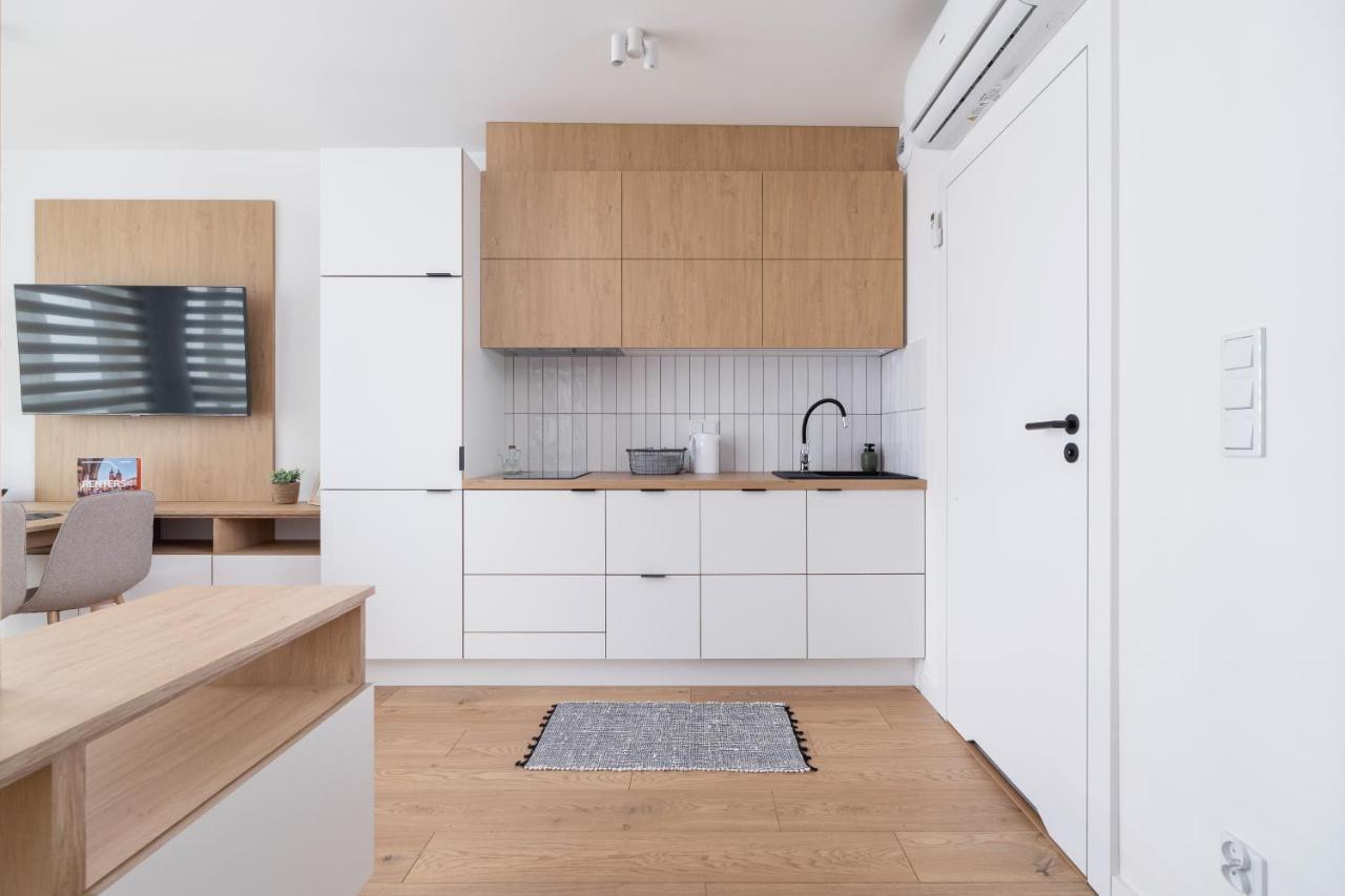 City Studio With Ac Czarnowiejska By Renters Cracovia Esterno foto