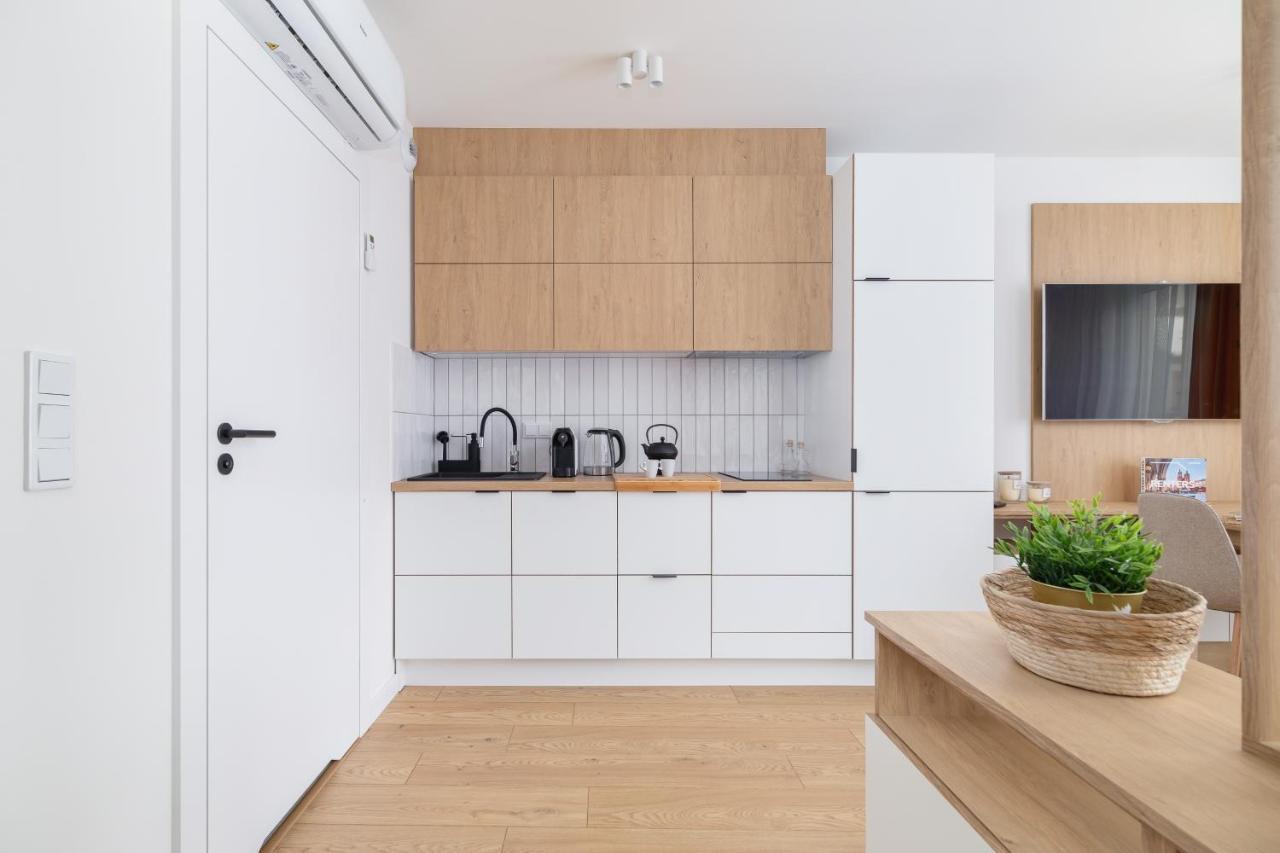 City Studio With Ac Czarnowiejska By Renters Cracovia Esterno foto