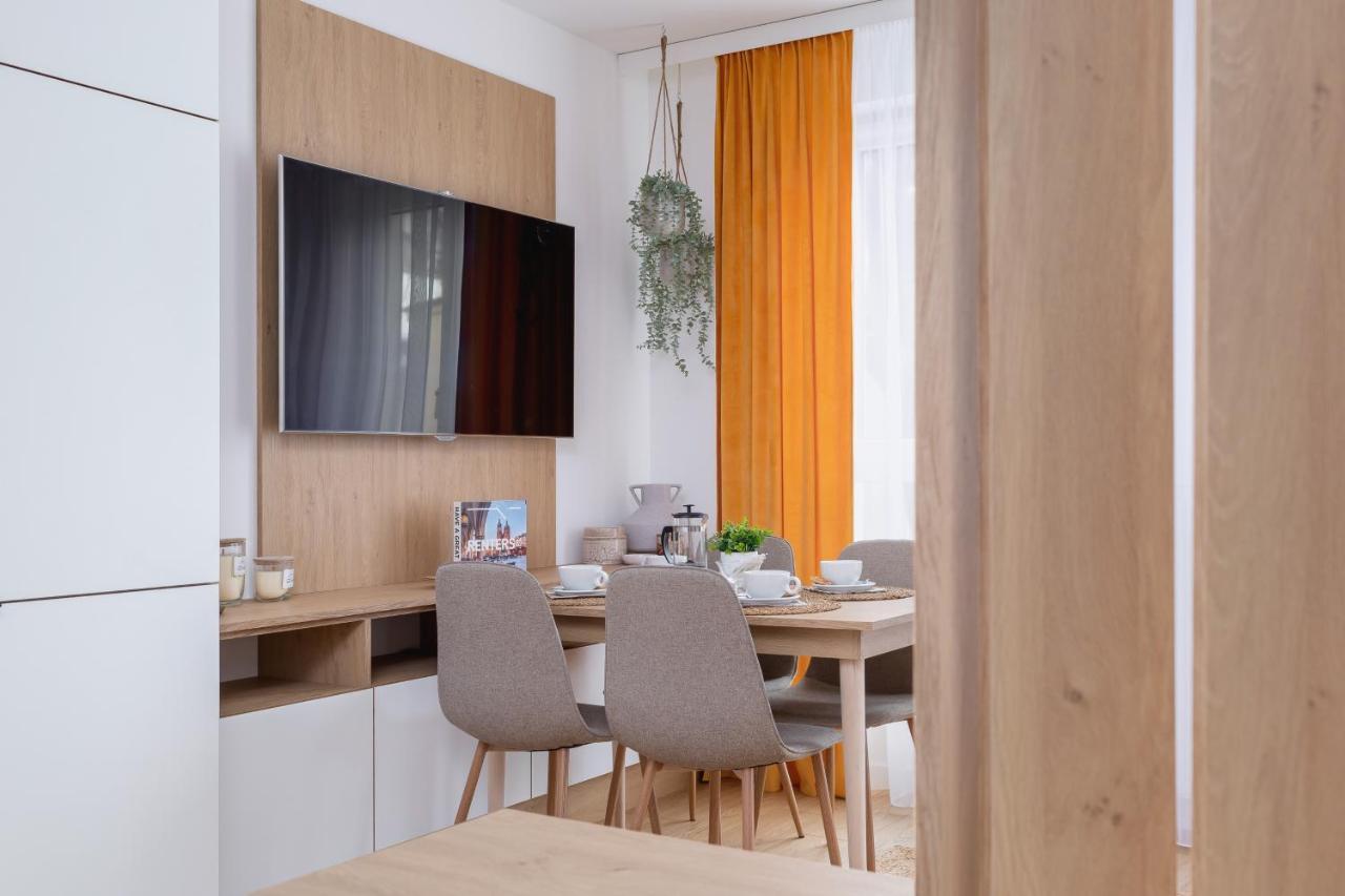 City Studio With Ac Czarnowiejska By Renters Cracovia Esterno foto