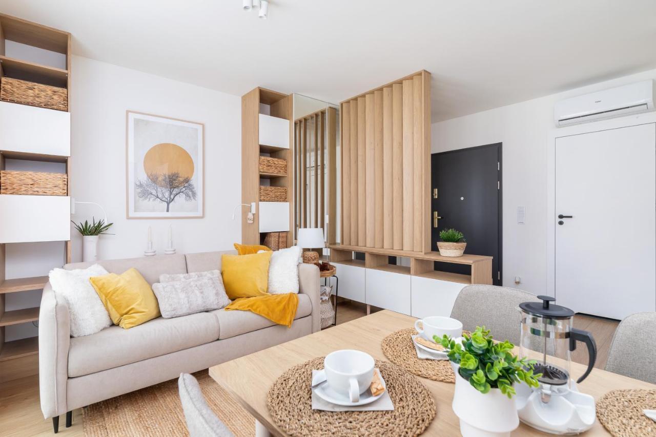 City Studio With Ac Czarnowiejska By Renters Cracovia Esterno foto