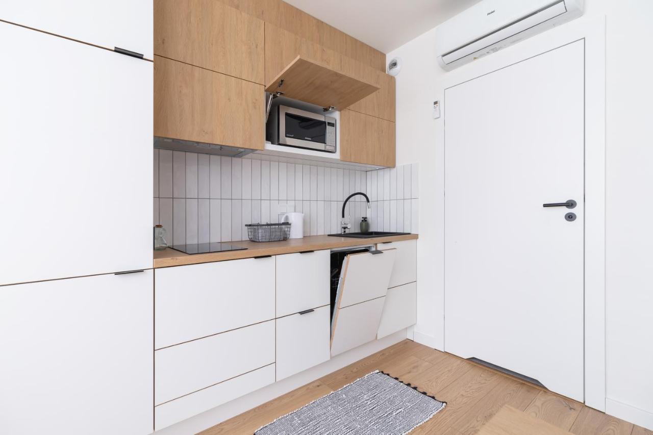 City Studio With Ac Czarnowiejska By Renters Cracovia Esterno foto