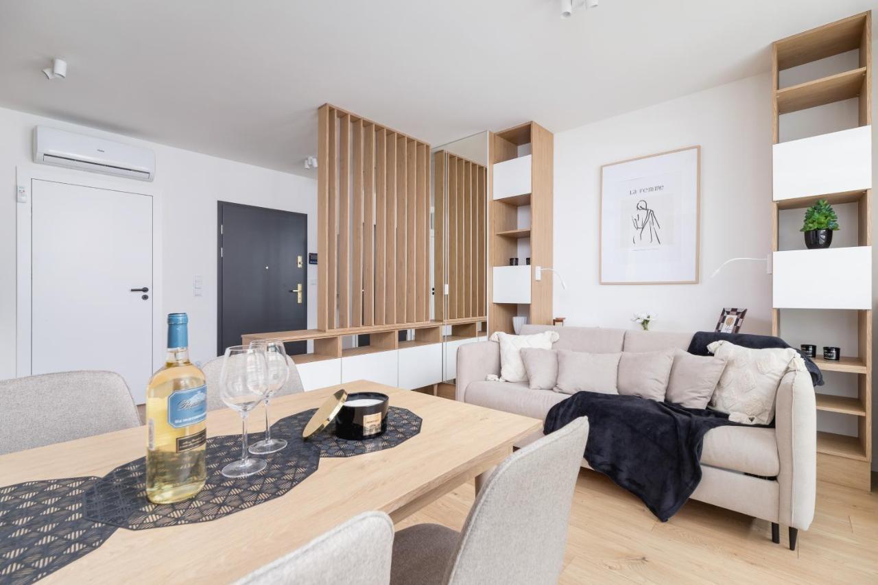 City Studio With Ac Czarnowiejska By Renters Cracovia Esterno foto
